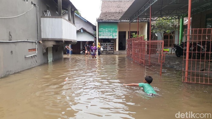 Banjir di Kelurahan Bandarharjo, Semarang Utara, Kota Semarang, Minggu (1/1/2023).