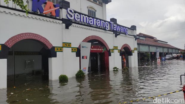 Banjir di Stasiun Tawang Semarang, Sabtu (31/12/2022) sore.