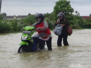 Diguyur Hujan 2 Hari, Jalan Nasional Sumenep-Pamekasan Banjir Setinggi 50 Cm