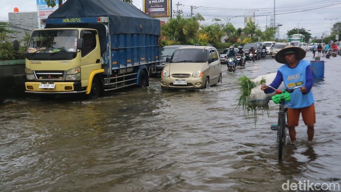 Banjir di wilayah Jati Wetan, Kudus, Minggu (1/1/2023) siang.