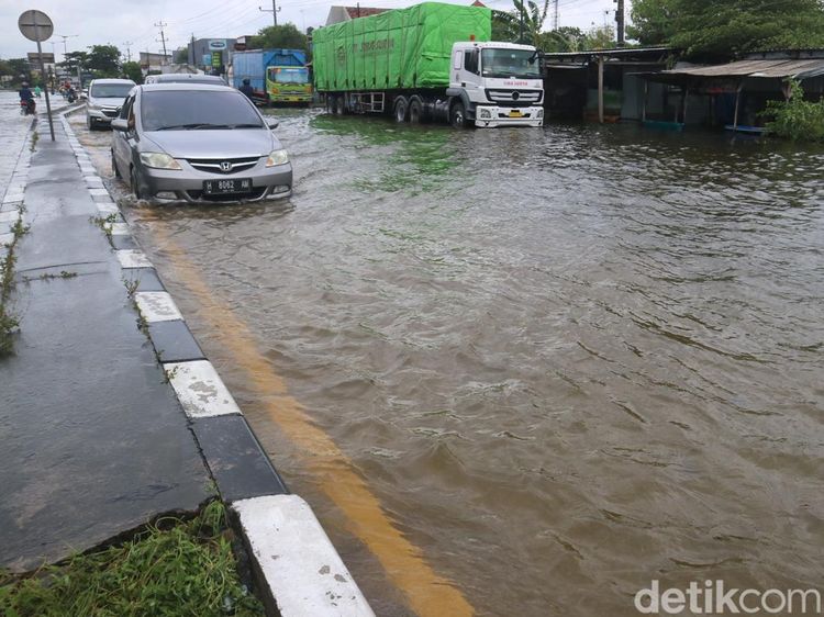 Potret Banjir di Kudus: Pantura Tersendat, Permukiman-Terminal Terendam