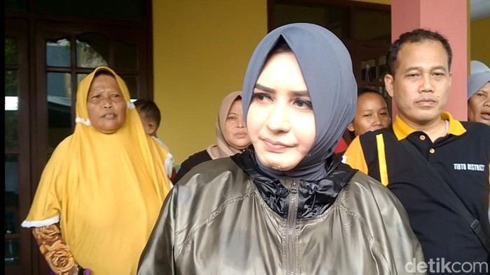 Bupati Pekalongan, Fadia Arafiq, saat meninjau pengungsian warga terdampak banjir di Kecamatan Tirto, Minggu (1/1/2023).