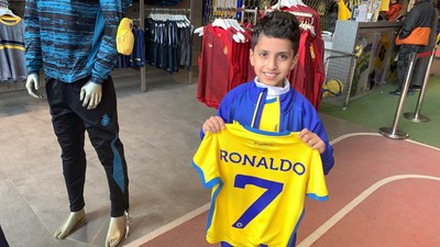 Fans Al Nassr Buru Jersey Cristiano Ronaldo