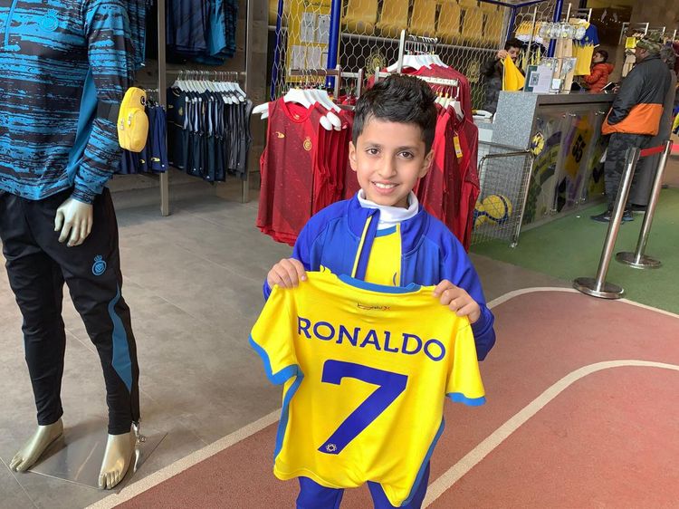 Fans Al Nassr Buru Jersey Cristiano Ronaldo