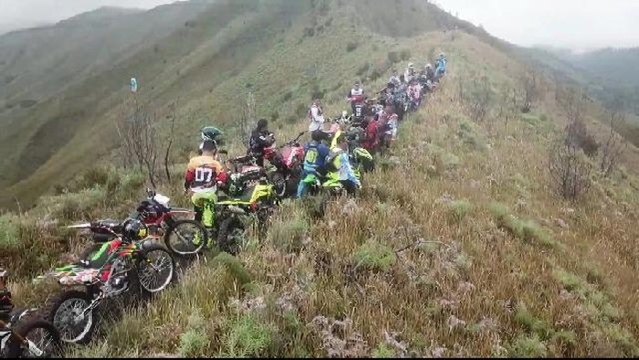crosser di gunung bromo