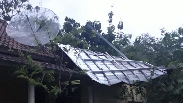 Dampak hujan disertai angin kencang di Desa Singodutan, Kecamatan Selogiri, Wonogiri, Minggu (1/1/2023) sore. Sebelumnya sempat turun hujan es.