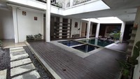 Foto: detikBali mencoba masuk ke area kos. Di dalamnya terdapat kolam yang airnya cukup kotor. Di sebelah selatan kolam itu terdapat satu kamar yang sudah dipasangi garis polisi sebagai tanda lokasi pembunuhan. Di depan kamar tersebut juga tampak adanya sesajen yang telah dihaturkan. (I Wayan Sui Suadnyana/detikBali)
