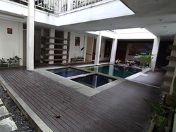 Foto: detikBali mencoba masuk ke area kos. Di dalamnya terdapat kolam yang airnya cukup kotor. Di sebelah selatan kolam itu terdapat satu kamar yang sudah dipasangi garis polisi sebagai tanda lokasi pembunuhan. Di depan kamar tersebut juga tampak adanya sesajen yang telah dihaturkan. (I Wayan Sui Suadnyana/detikBali)