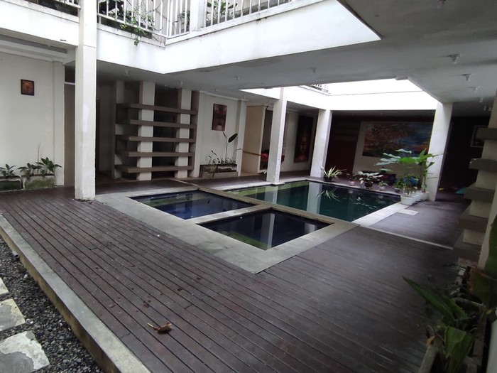 detikBali mencoba masuk ke areal kos. Di dalamnya terdapat kolam yang airnya cukup kotor. Di sebelah selatan kolam itu terdapat satu kamar yang sudah dipasangi garis polisi sebagai tanda lokasi pembunuhan. Di depan kamar tersebut juga tampak adanya sesajen yang telah dihaturkan. (I Wayan Sui Suadnyana/detikBali)