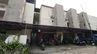 Foto: detikBali mencoba mendatangi lokasi terjadinya pembunuhan tersebut, Minggu (1/12/2022). Saat detikBali tiba, tidak ada yang menjaga kos tersebut dari luar. Namun sejumlah sepeda motor nampak terparkir di area depan kos. (I Wayan Sui Suadnyana/detikBali)