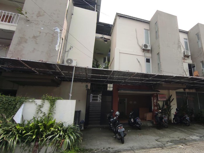 detikBali mencoba mendatangi lokasi terjadinya pembunuhan tersebut, Minggu (1/12/2022). Situasi kos bertingkat tersebut nampak cukup sepi dari luar. (I Wayan Sui Suadnyana/detikBali)
