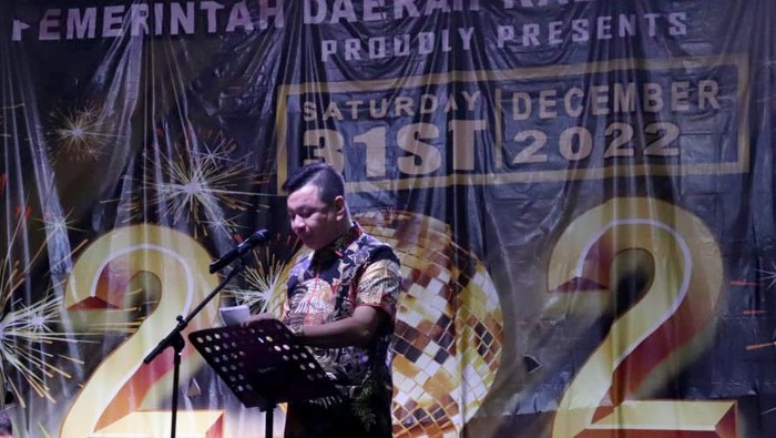 Kemeriahaan dan kegembiaraan pergantian malam tahun baru ikut dirasakan oleh masyarakat di bagian Indonesia Timur, khususnya di Kabupaten Kaimana Provinsi Papua Barat. Mereka ramai-ramai memadati salah satunya pusat kegiatan doa bersama di taman Senja Jokowi-Iriana.