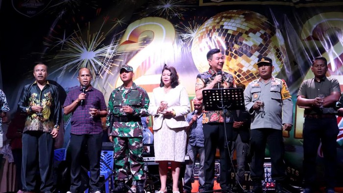 Kemeriahaan dan kegembiaraan pergantian malam tahun baru ikut dirasakan oleh masyarakat di bagian Indonesia Timur, khususnya di Kabupaten Kaimana Provinsi Papua Barat. Mereka ramai-ramai memadati salah satunya pusat kegiatan doa bersama di taman Senja Jokowi-Iriana.