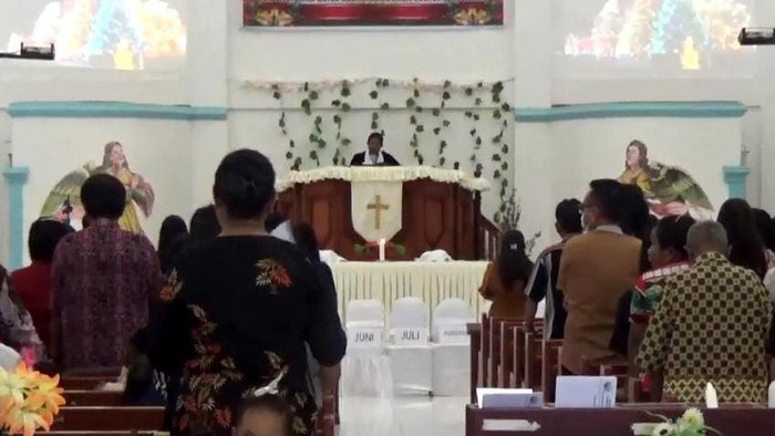 Doa Bersama Warga Kaimana Rayakan Pergantian Tahun Baru di Taman Jokowi Iriana Kemeriahaan dan kegembiaraan pergantian malam tahun baru ikut dirasakan oleh masyarakat di bagian Indonesia Timur, khususnya di Kabupaten Kaimana Provinsi Papua Barat. Mereka ramai-ramai memadati salah satunya pusat kegiatan doa bersama di taman Senja Jokowi-Iriana.