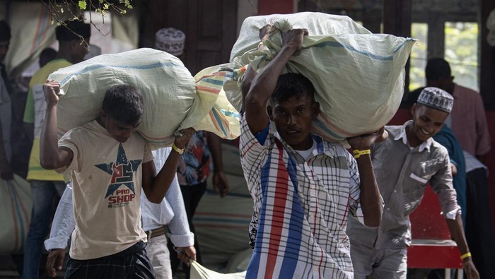 Imigran etnis Rohingya berada di tempat relokasi Gedung Minaraya, Kecamatan Padang Tiji, Aceh,  Minggu (1/1/2023).  Pemerintah Kabupaten Pidie merelokasi 174 orang Imigran Etnis Rohingya dari SMP Negeri 2 Curei, Gampong Curei, Kecamatan Muara Tiga, Kabupaten Pidie, Aceh ke Gedung Minaraya, Kecamatan Padang Tiji, Aceh. ANTARA FOTO/Nova Wahyudi/rwa.