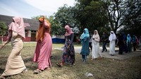 Pemerintah Kabupaten Pidie merelokasi 174 orang Imigran Etnis Rohingya dari SMP Negeri 2 Curei, Gampong Curei, Kecamatan Muara Tiga, Kabupaten Pidie, Aceh ke Gedung Minaraya, Kecamatan Padang Tiji, Aceh.