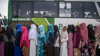 Imigran etnis Rohingya antre untuk mendapatkan bantuan saat tiba di tempat relokasi di Gedung Minaraya, Kecamatan Padang Tiji, Aceh, Minggu (1/1/2023).