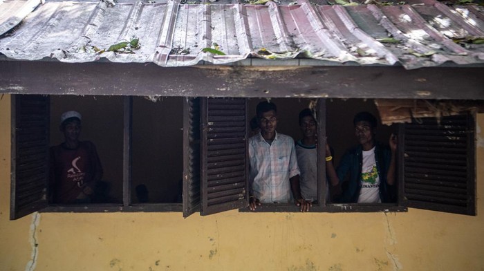 Imigran etnis Rohingya berada di tempat relokasi Gedung Minaraya, Kecamatan Padang Tiji, Aceh,  Minggu (1/1/2023).  Pemerintah Kabupaten Pidie merelokasi 174 orang Imigran Etnis Rohingya dari SMP Negeri 2 Curei, Gampong Curei, Kecamatan Muara Tiga, Kabupaten Pidie, Aceh ke Gedung Minaraya, Kecamatan Padang Tiji, Aceh. ANTARA FOTO/Nova Wahyudi/rwa.