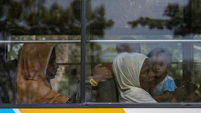 Imigran etnis Rohingya berada di tempat relokasi Gedung Minaraya, Kecamatan Padang Tiji, Aceh,  Minggu (1/1/2023).  Pemerintah Kabupaten Pidie merelokasi 174 orang Imigran Etnis Rohingya dari SMP Negeri 2 Curei, Gampong Curei, Kecamatan Muara Tiga, Kabupaten Pidie, Aceh ke Gedung Minaraya, Kecamatan Padang Tiji, Aceh. ANTARA FOTO/Nova Wahyudi/rwa.