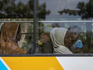 Ekspresi Imigran Rohingya Saat Direlokasi
