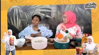 Meskipun tengah menikmati bakso aci, wajah Fajar yang selalu memelas dan ingin menangis itu sukses menghibur netizen. Foto: YouTube Shanty Denny