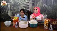 Saat ingin mencicipi, Shanty Denny meminta Fajar untuk memilih varian bakso aci tetapi sambil menutup mata. Foto: YouTube Shanty Denny