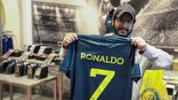Per jam, Cristiano Ronaldo dibayar Al Nassr mencapai 22,831 Euro atau Rp 381,2 juta, per hari mencapai 547,945 Euro atau sekitar Rp 9,1 miliar. Kemudian per pekan, Ronaldo mendapat gaji 3,846,153 Euro atau Rp 64,2 miliar, per bulan mencapai 16,666,666 juta Euro atau Rp 278,3 miliar, dan per tahun mencapai 200 juta Euro atau Rp 3,3 triliun. (Foto: REUTERS/MOHAMMED BENMANSOUR)
