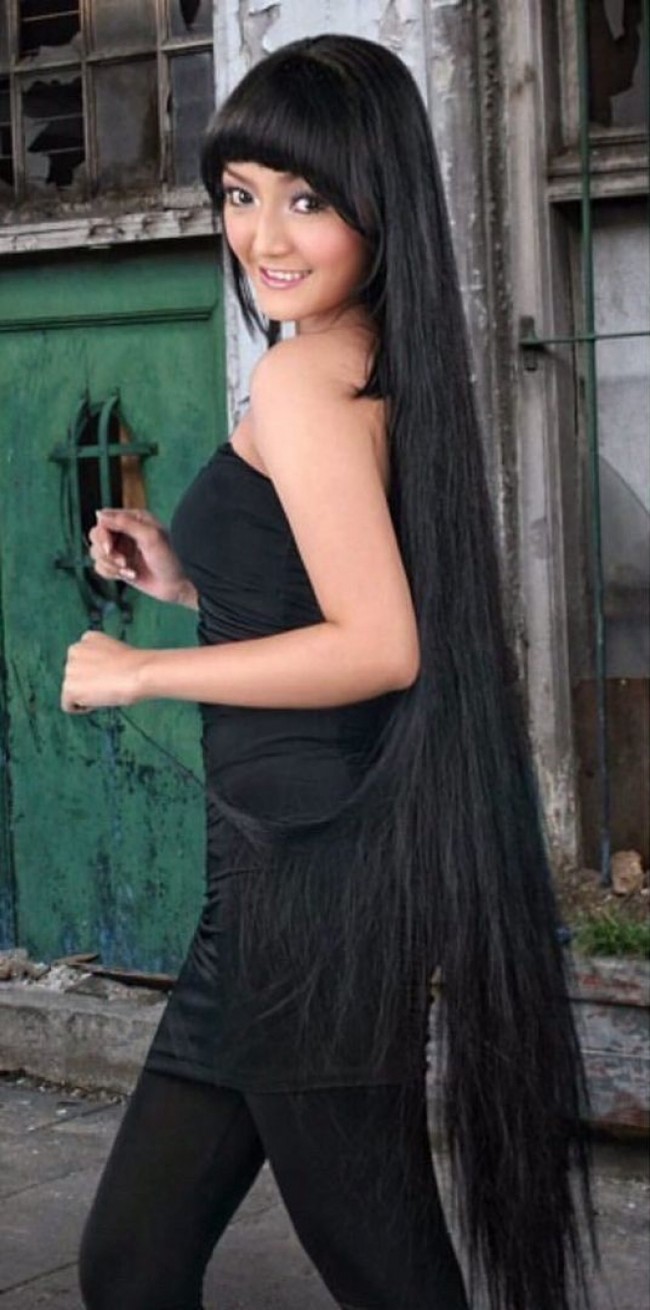 Berambut panjang dan berponi, begini penampilan Siti Badriah sebelum terkenal. Kamu lebih suka penampilannya yang dulu atau sekarang nih? Foto: Instagram/@sitibadriahh