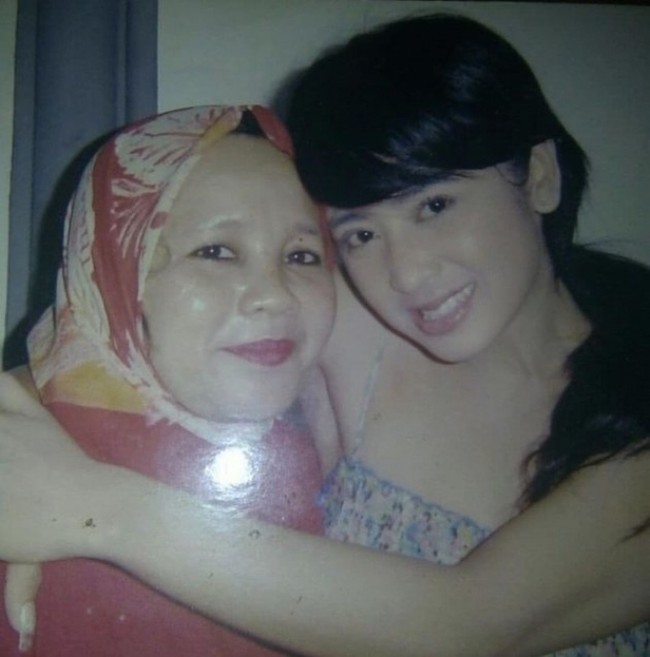 Penampilan Dewi Perssik sebelum terkenal seperti saat ini tampak sangat natural dengan pulasan wajah seadanya. Jika diperhatikan wajahnya sendiri tampak tak jauh berbeda dengan saat ini. Foto: Instagram/@dewiperssikreal.new