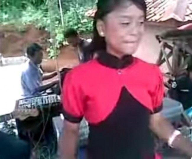 Penampilan Lesti Kejora dulu dan sekarang terlihat begitu manglngi. Sebelum terkenal Lesti terlihat masih imut dengan pulasan makeup natural seadanya. Gaya berpakaiannya pun berbeda dengan saat ini. Foto: YouTube/Thokesta Channel