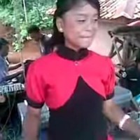 Penampilan Lesti Kejora dulu dan sekarang terlihat begitu manglngi. Sebelum terkenal Lesti terlihat masih imut dengan pulasan makeup natural seadanya. Gaya berpakaiannya pun berbeda dengan saat ini. Foto: YouTube/Thokesta Channel