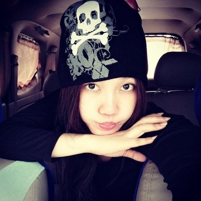 Tak kalah manglingi, begini penampilan Via Vallen dulu sebelum terkenal. Terlihat cukup berbeda dengan saat ini bukan? Foto: Instagram/@viavallen