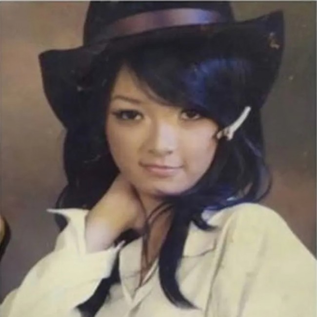 Penampilan Zaskia Gotk yang dulu tampak berbeda dengan saat ini. Di awal karier dirinya masih belum berhijab. Gayanya pun berbeda dengan saat ini yang sudah semakin stylish. Foto: Instagram/@zaskia_gotix