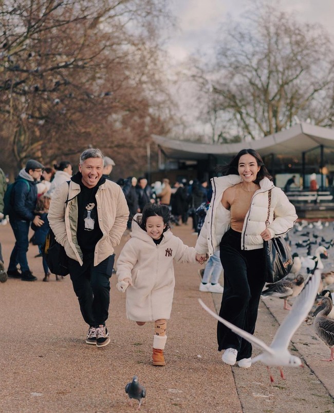 Walaupun Gading dan Gisel sendiri sudah bercerai, namun keduanya tampak masih begitu kompak membesarkan putri semata wayang mereka. Dalam foto-foto yang dibagikan, ketiganya pun terlihat seperti sebuah keluarga bahagia. Foto: Instagram/@gadiiing