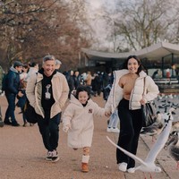 Walaupun Gading dan Gisel sendiri sudah bercerai, namun keduanya tampak masih begitu kompak membesarkan putri semata wayang mereka. Dalam foto-foto yang dibagikan, ketiganya pun terlihat seperti sebuah keluarga bahagia. Foto: Instagram/@gadiiing