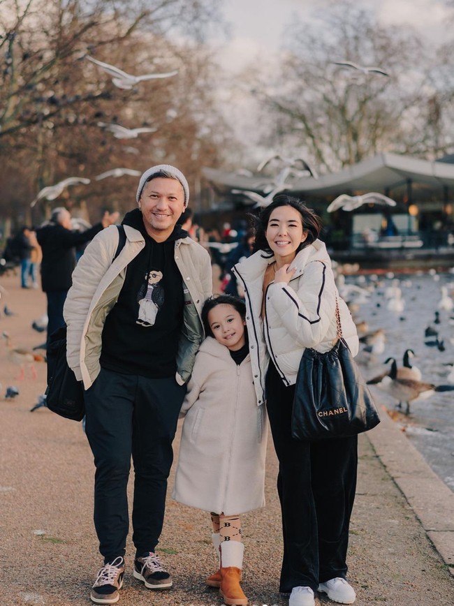 Melihat keakraban Gading, Gisel, dan Gempi, tak sedikit netizen yang mendoakan agar pasangan tersebut rujuk dan kembali bersama. “Semoga bersama lagi di tahun baru ini… Seneng liat kalian,” komentar salah seorang netizen. Foto: Instagram/@gadiiing