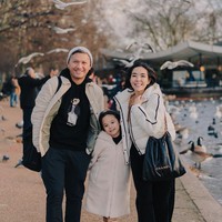 Melihat keakraban Gading, Gisel, dan Gempi, tak sedikit netizen yang mendoakan agar pasangan tersebut rujuk dan kembali bersama. “Semoga bersama lagi di tahun baru ini… Seneng liat kalian,” komentar salah seorang netizen. Foto: Instagram/@gadiiing