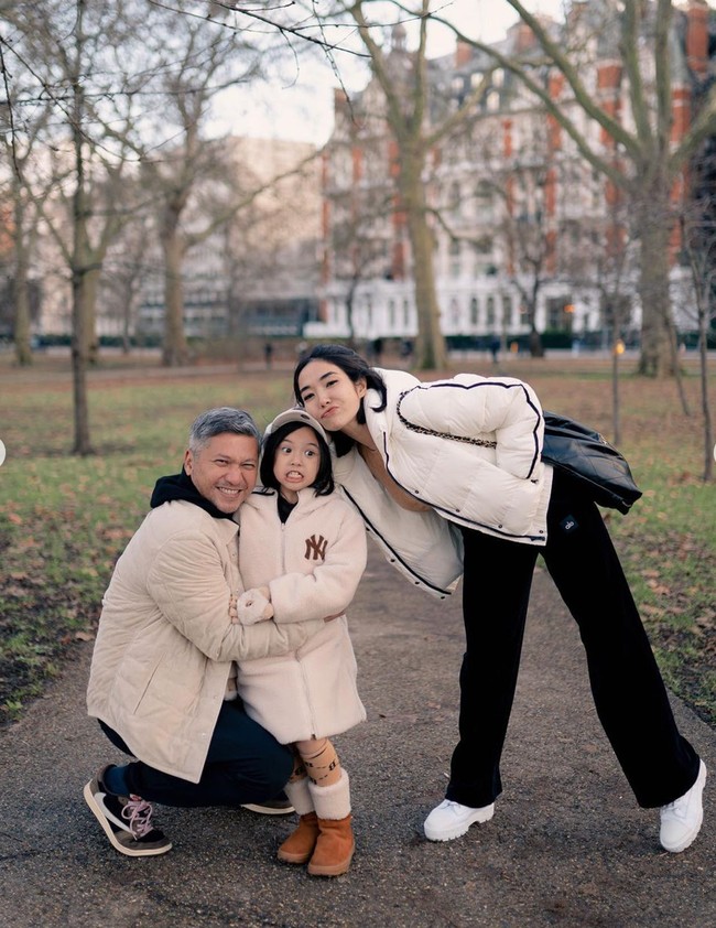 Selama di London Gading, Gisel, dan Gempi tampak mengunjungi berbagai tempat di sana. Tak lupa mereka pun selalu mengabadikan momen kebersamaannya. Foto: Instagram/@gadiiing