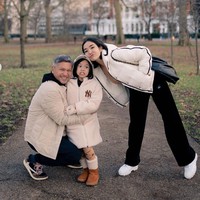 Selama di London Gading, Gisel, dan Gempi tampak mengunjungi berbagai tempat di sana. Tak lupa mereka pun selalu mengabadikan momen kebersamaannya. Foto: Instagram/@gadiiing
