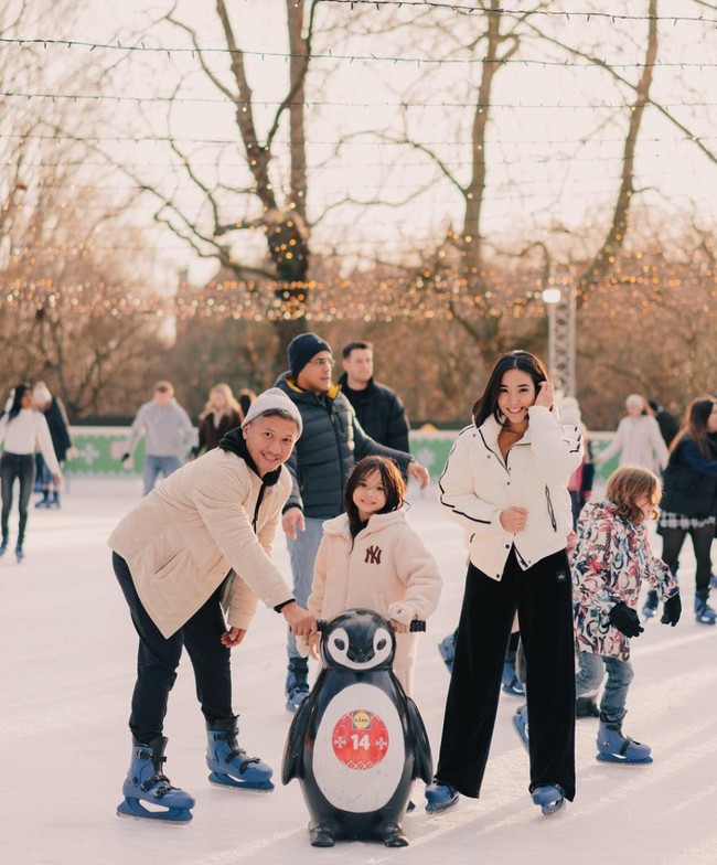 Ketiganya tampak menikmati salju dan cuaca dingin di sana dengan bermain ice skating. Mereka pun kompak mengenakan busana bernuansa coklat. Foto: Instagram/@gadiiing