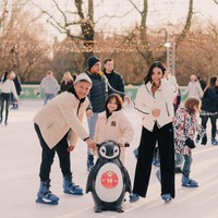 Ketiganya tampak menikmati salju dan cuaca dingin di sana dengan bermain ice skating. Mereka pun kompak mengenakan busana bernuansa coklat. Foto: Instagram/@gadiiing