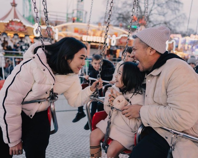 Tak hanya menikmati salju dan musim dingin di sana, Gading, Gempi dan Gisel juga menjajal berbagai wahana permainan di taman hiburan yang didatanginya. Di setiap foto ketiganya pun selalu terlihat kompak dan bahagia. Foto: Instagram/@gadiiing