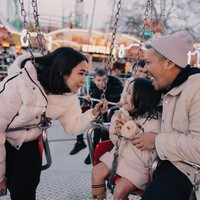 Tak hanya menikmati salju dan musim dingin di sana, Gading, Gempi dan Gisel juga menjajal berbagai wahana permainan di taman hiburan yang didatanginya. Di setiap foto ketiganya pun selalu terlihat kompak dan bahagia. Foto: Instagram/@gadiiing