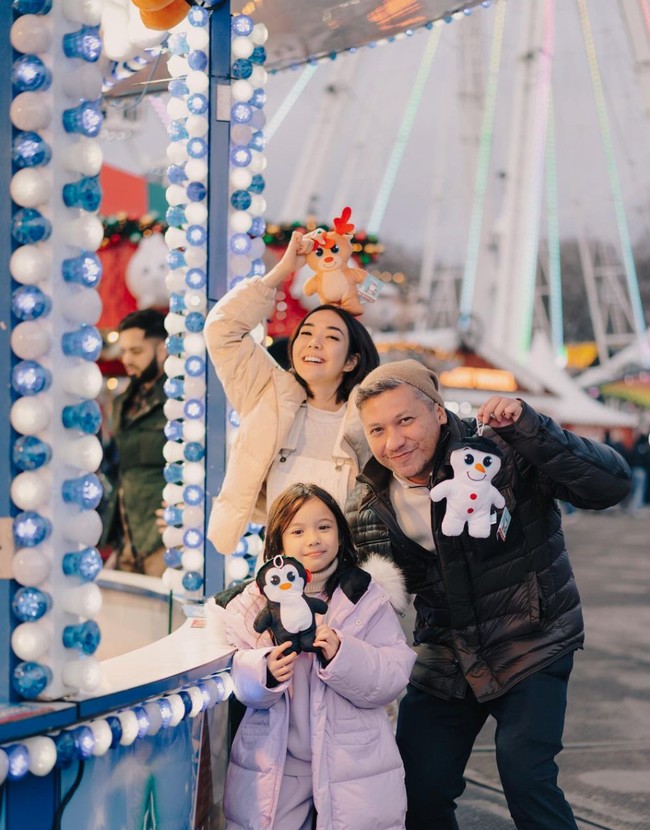 Bisa berlibur dan menghabiskan waktu bersama, ekspresi bahagia jelas terpancar di wajah Gading, Gisel, dan Gempi. Ketiganya tampak begitu menikmati waktu berliburnya di London. Foto: Instagram/@gadiiing