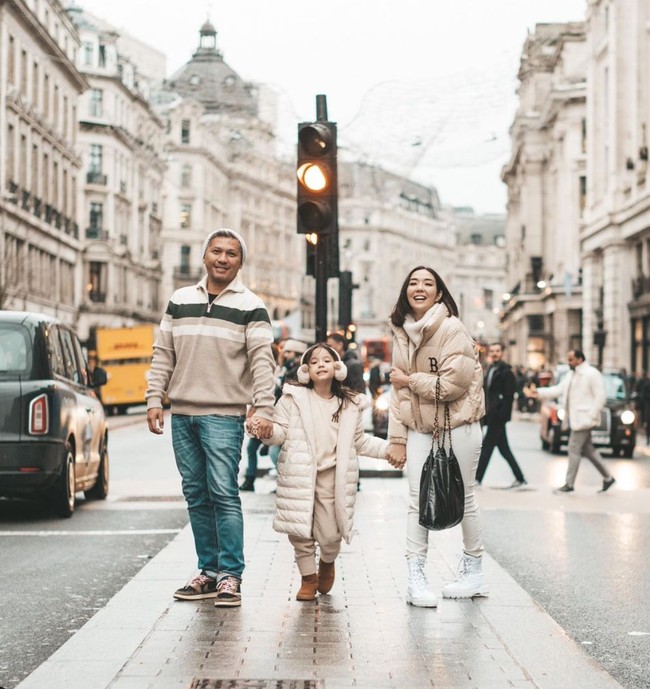 Melalui akun Instagram pribadinya, Gading Marten dan Gisella Anastasia terlihat membagikan momen keseruannya bersama sang anak, Gempita Nora Marten saat berada di London. Untuk menutup tahun 2022 dan menyambut tahun 2023, Gading dan Gisel memilih menghabiskan waktunya bersama anak semata wayang mereka. Foto: Instagram/@gadiiing