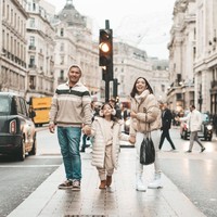 Melalui akun Instagram pribadinya, Gading Marten dan Gisella Anastasia terlihat membagikan momen keseruannya bersama sang anak, Gempita Nora Marten saat berada di London. Untuk menutup tahun 2022 dan menyambut tahun 2023, Gading dan Gisel memilih menghabiskan waktunya bersama anak semata wayang mereka. Foto: Instagram/@gadiiing