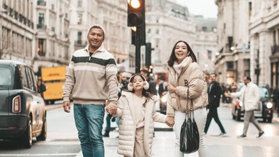 8 Foto Keseruan Gading, Gisel, Gempi di London, Nikmati Salju & Main Bersama