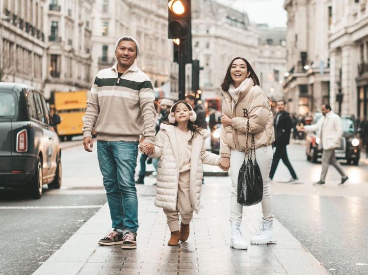 8 Foto Keseruan Gading, Gisel, Gempi di London, Nikmati Salju & Main Bersama