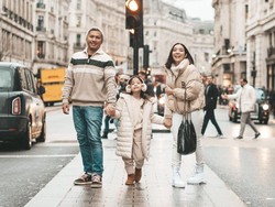 8 Gaya Street Style Selebriti Kompak Bareng Anak, Inspirasi untuk Mama Muda