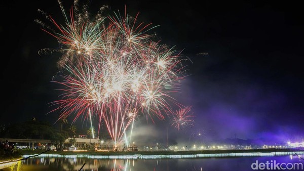 Pesta kembang api ini pun menndai pergantian tahun 2022 ke 2023.